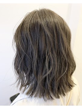 トレパルッキエーレ(tre parrucchiere) ［-tre-］カーキグレージュ×波巻きボブ