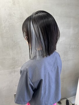 アンバー(UMBER) ブルーグレー　インナーカラー　ブリーチ2回