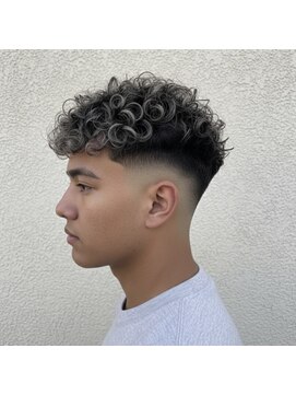 ウィスカーズ(Whiskers) スキンフェード×メッシュ×スパイラルパーマ