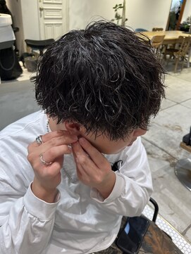 アイズ 海老名(AIZU) ツイストスパイラル スパイラルパーマ ツイスパ 縦落ち 強め