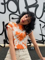 アデ オモテサンドウ(ade omotesando) ボリューミーなカールで作る90'sおしゃれ女子ウルフヘア