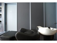 ほぼフルフラットな寝心地のシャンプー台でリラックスなひと時を