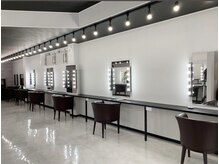 ルミナホワイト(Lumina White)の雰囲気(セット面は広々12席)