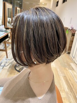 ネオリーブエム(Neolive em;) ハイライト入り前下がり大人ボブ