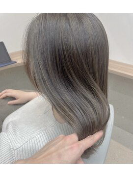 カコン(KAKONN) 艶めくグレージュ×白髪ぼかしハイライト