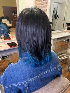 ジウ 上通り(JIU) 黒髪暗髪×ビビッドインナーカラーストレートミディアムボブ