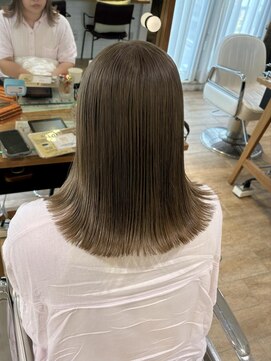 ネオリーブ チロル 横浜西口店(Neolive CiroL.) 秋色くすみベージュ ケアブリーチ１回　切りっぱなし