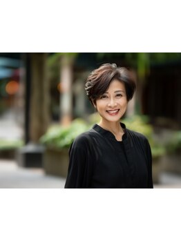 カラーに特化した大人女性から支持を得るサロン。技術・薬剤にもこだわり、上質な仕上がりをご提供＊