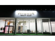 夜でも明るい開放的な空間（平日は22時まで営業しています）