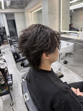 クロム トウキョウ ザ バーバーアルト 神保町店(CHROM TOKYO the Barber ALT) センターパートウルフ×フェザーパーマ