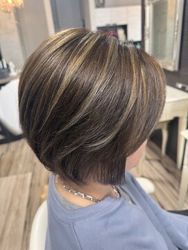 美容室 マーラ グレイアッシュベースにハイライトを入れて・・・