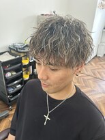 ヒカリ バイ イサミ 西川口(Hikari by ISAMI)&nbsp;フェザーパーマ刈り上げセンターパートマッシュ〈理容室〉西川口