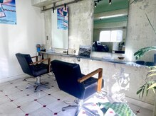 アルマラ(AR.MARA)の雰囲気（日当たりの良い店内。フルフラットシャンプー完備。）