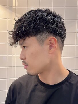 ゼロスバーバー(0's BARBER SHOP) スペインカール/メンズパーマ/フェード/ツーブロ/バーバー