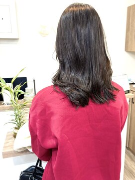 赤みのないグレージュ