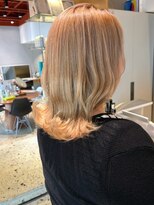 ナチュラル ヘアーデザイニング(Natural hair designing) ハイトーンベージュ×外ハネミディで抜け感たっぷり/韓国風ヘア