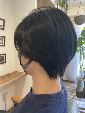 ホロホロ ヘアーデザイン(holoholo Hair Design) センターパート　メンズビジネススーツ　刈り上げマッシュ