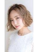 ウェーブ巻き前髪なしハニーベージュミディアムボブ