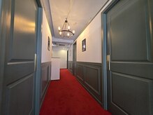 キングスマン ナゴヤ 猪子石店(Kingsman Nagoya)の雰囲気(キングスマン名古屋のシンボル「レッドカーペット」が際立ちます)