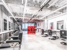 エイトメン 新宿店(EIGHT MEN)の雰囲気（広々とした店内でおくつろぎいただけます【メンズサロン新宿駅】）
