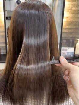 クセを抑えて憧れの艶髪に♪ダメージレスにこだわった縮毛矯正で、毛先までまとまるスタイルに☆