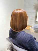 カーラ(Cara) ベージュブラウン × 前上がりボブ