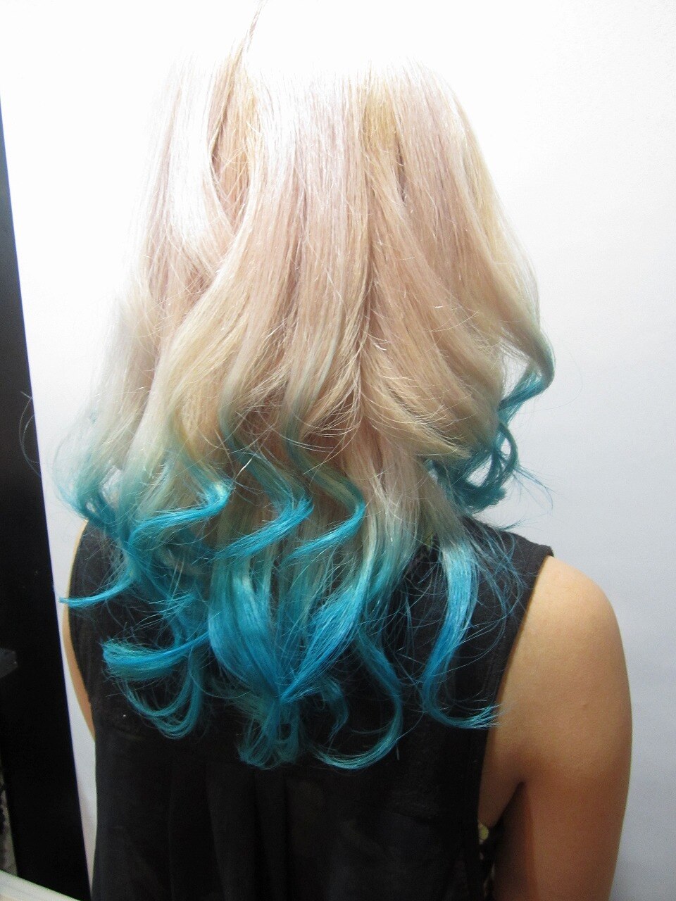 白金からターコイズブルーのグラデーションヘアカラー：L000996505