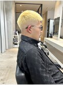 フェードカットに抜きっぱなしブロンド◎