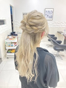 アルバ 津城山店 ホワイトベージュ