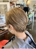 スモーキーベージュ、ショート