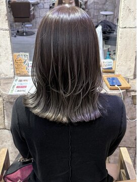 グレージュ×ミディアムレイヤー