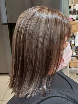 ヘアークリアー 春日部 大人ハイライト シルバーアッシュハイライト 外ハネミディアム