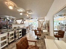 フォレスト(FOREST)の雰囲気（新店舗ではセット面が5席に増えました☆白が基調のゆったり空間）