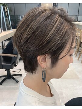 エレン(E L E N) 【ショートに遊びをプラス】大人ショート × ハイライトカラー