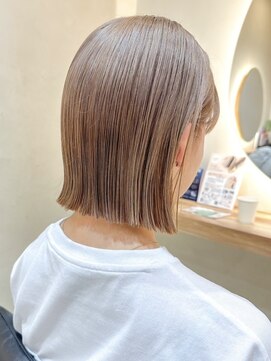 ヒビヲ(HIBIO) ショートボブハイトーンブリーチカラーミルクティーベージュ横浜