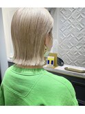 ホワイトブロンドぶつ切りボブウルフホワイトブロンド耳かけボブ