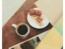 ロヂ(LODI)の雰囲気（【店内】一枚板のテーブル。雑誌を読んだりコーヒーをゆったりと）