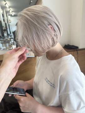 スリーエヌ(NNN) White pearl × jawline bob