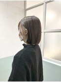 イヤリングカラーミルクティーベージュ切りっぱなしボブ