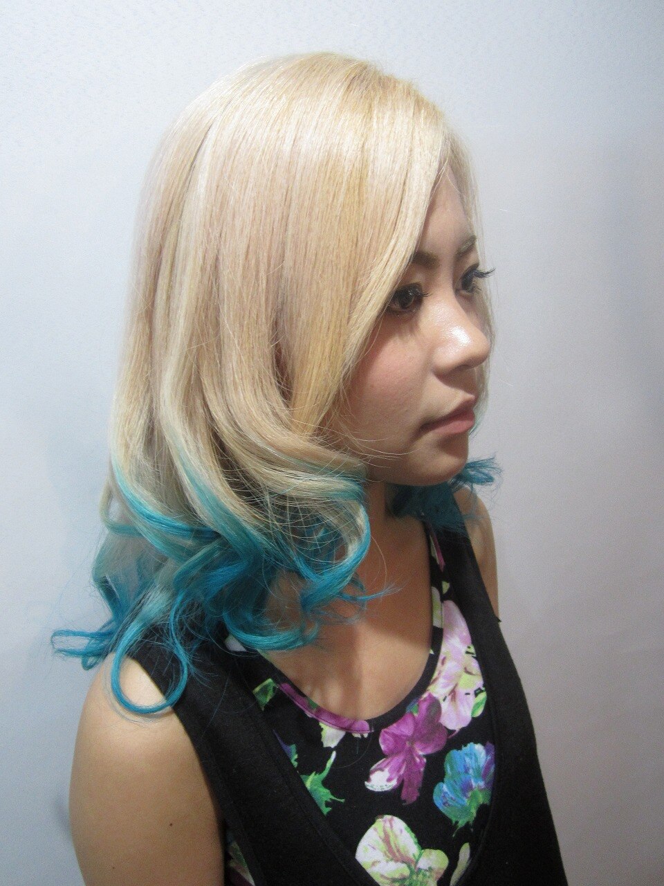 白金からターコイズブルーのグラデーションヘアカラー：L000996505