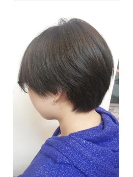 今日は美容院 前髪が長いショートヘア