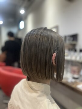 アリイ(ali'i) パッっとボブ/切りっぱなしボブ/シルバーグレー