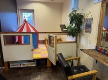 キッズルームの隣で施術できます。お子様連れOK。※要電話予約