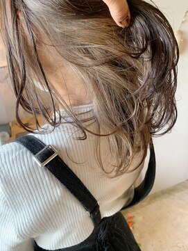 シー 岡崎(,SHE) チラ見えホワイトのバイカラーでお洒落に