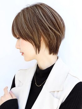 クロノス(CRONOS)の写真/定期的なメンテナンスが必要なグレイカラーをするなら"若見え"が叶うクロノスへ!自然な明るい白髪染めも◎