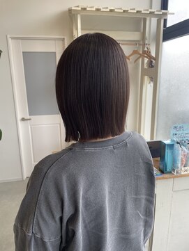 コトカ(Cotoca) ぱつっとボブ×ハイライトカラー