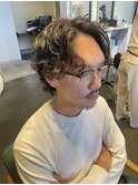 毛流れセンターパート無造作パーマウルフカット