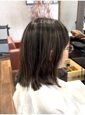 暗髪ベースの白髪ぼかしハイライト