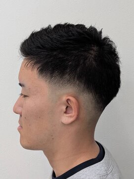 刈り上げ低めのスキンフェードスタイル