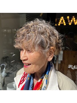 ロアー ヘアー リンク 葛西駅前店(RAWR hair link) 【RAWR】グレイハイライト。上品な大人ショートパーマ